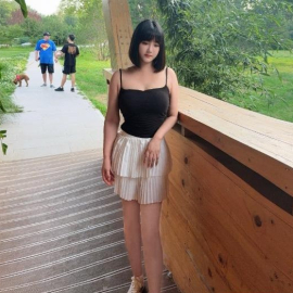 甜美短发大胸小姐姐